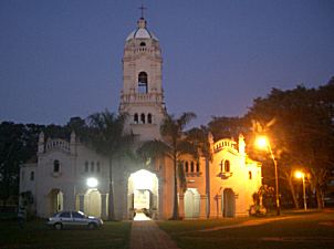 De kerk van San Ignacio bij avond